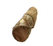 Sobre de fiesta dorado con bordado de mostacillas y lentejuelas. Tiene asa de cadena dorada para colgar al hombro.