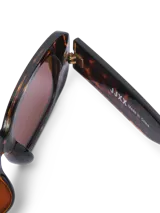 Lentes de sol rectangulares con montura de carey y lentes marrones. Ofrecen protección UV y un estilo moderno y versátil.