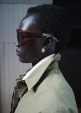 Parka verde militar de algodón, de diseño oversize con cuello camisero, manga larga, bolsillos con solapa en el pecho, bolsillos laterales y cordón ajustable en la cintura.