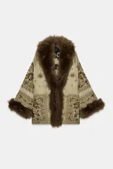 Kimono de la colección ZW de Zara, confeccionado en tejido satinado color beige con bordados intrincados, abalorios y aplicaciones de pelo sintético a contraste en cuello y puños.