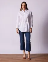 Camisa blanca de tencel, marca Grand & Greene, con cuello a la base, escote en V y abertura central con botones. Manga larga con puño y botón.