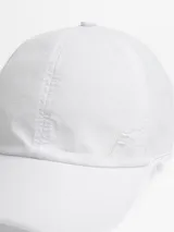 Gorro deportivo tipo jockey color verde militar, con visera curva y un pequeño logo bordado en el frente.