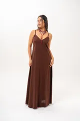 Vestido largo color marrón chocolate, de corte recto y holgado, con escote en V y tirantes finos.