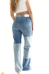 Pantalón de jean de corte recto, con diseño patchwork en diferentes tonos de azul.