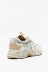 Zapatillas urbanas blancas con detalles plateados, de estilo chunky.