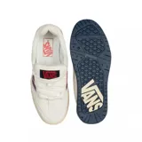 Championes Vans modelo Upland VNTG, de diseño retro con capellada en color blanco hueso, detalle de logo lateral en azul y rojo, y suela de plataforma en tono crema con base azul oscuro.
