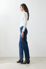 Pantalón chupín de denim azul con dos tonos de azul.