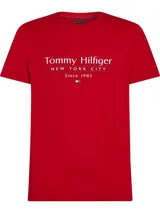 Remera de cuello redondo Tommy Hilfiger confeccionada en puro algodón, con corte regular y estampa frontal con el logo de la marca y la inscripción New York City Since 1985.