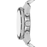 Reloj Armani Exchange modelo Spencer con caja de acero plateado de 44mm, esfera texturada blanca con detalles negros y agujas plateadas. Cuenta con cronógrafo con subesferas, fechador y malla de acero plateado. Resistente al agua hasta 10 ATM.