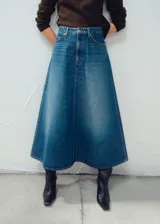 Falda midi de denim color azul, de corte evasé con tiro alto y diseño largo hasta las pantorrillas.