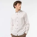 Camisa de manga larga confeccionada en mezcla de lino y algodón, con diseño de rayas verticales en tonos beige y blanco, cuello con botones y cierre frontal de botonadura central.