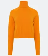 Blusa de punto color verde, con cuello alto y manga larga. Diseño básico y ajustado al cuerpo.