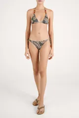 Calzón de bikini con tiras ajustables laterales y abalorios en los extremos. Presenta un estampado paisley en tonos grises, celestes y naranjas.