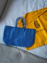 Bolso tipo tote Goyard Saint Louis PM de color azul, con el icónico estampado chevron y asas dobles finas. Incluye un pequeño monedero o neceser desmontable con solapa y cierre de botón a presión.