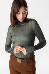 Polera de cuello alto y manga larga con estampado geométrico de rombos en tonos bordó y detalles en blanco.