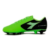 Championes de fútbol Diadora Striker II MD, color verde con detalles en negro y logo en verde claro.