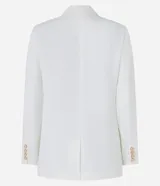 Blazer blanco de corte sastre, cruzado con doble botonadura de dos botones color beige. Presenta solapas de muesca y bolsillos de ojal con tapa en la parte delantera.