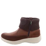 Botas de caña baja color negro, con cierre lateral y detalle de cuello tejido.