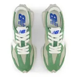 Championes New Balance 327, con capellada de nylon color beige y superposiciones de gamuza verde. Logo "N" de cuero blanco en el lateral, entresuela de goma color hueso y suela con tacos.