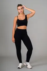 Top deportivo negro con breteles finos y escote redondo.