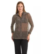 Camisa de tejido plisado y translúcido con hilos de lurex, de corte recto y manga larga. Presenta cuello con solapas, cierre frontal con botones y tajos laterales pronunciados en el bajo.