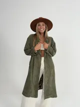 Tapado oversized de corderoy color verde militar con forro animal print.