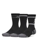 Pack de tres pares de medias deportivas Under Armour color negro, de caña media, con puntera y talón en gris. Cuentan con detalles de líneas blancas, paneles de malla transpirable y soporte para el arco.