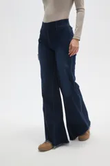Pantalon de jean estilo oxford con tiro alto y ruedo deshilachado.