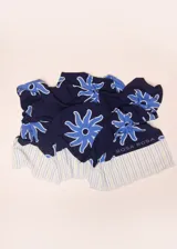 Pareo de viscosa con diseño a rayas verticales en tonos azul marino, azul claro, celeste, verde lima y blanco.