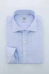 Camisa de vestir Annoni, corte slim fit, con cuello corto y estampado a rayas verticales celestes y blancas.