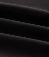 Pantalón de sarga de algodón con corte recto, cintura media, cierre frontal con botón y cremallera, pasantes para cinturón, bolsillos delanteros tipo faca y bolsillos traseros embutidos.