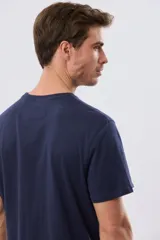 Remera azul de manga corta y cuello redondo, con texto bordado en el pecho.