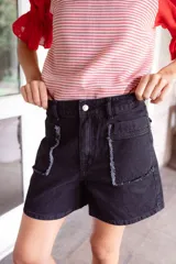 Short de denim color crudo, de calce relajado y cintura media.