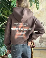 Hoodie de algodón color marrón con capucha y estampado gráfico en la espalda que incluye texto y logo de la marca.