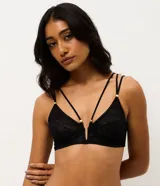Soutien de encaje floral negro, modelo media taza con aros y recorte estructurado en el centro. Presenta breteles dobles con detalles metálicos dorados.