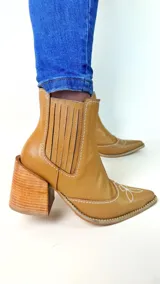 Botas tejanas de cuero negro, con taco cuadrado de 8 cm y elástico lateral.