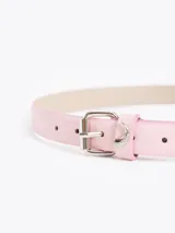 Cinturón de cuero vacuno liso en color marfil, con hebilla metálica plateada y pasador decorado con aplique de strass.