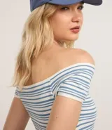 Blusa de poliamida seamless con escote recto hombro a hombro, mangas cortas y patrón de rayas horizontales en blanco y negro.