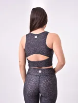 Top deportivo estampado con cuello redondo y espalda deportiva.