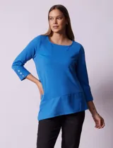 Blusa en tejido acanalado, marca Ruby Rd. Largo de mangas ¾ con abertura y botones. Terminación de ruedo asimétrico.