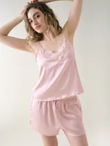 Short para dormir de satén rosado con cintura elastizada y botones decorativos en la parte frontal.