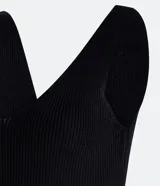 Vestido midi de punto texturizado, corte ajustado al cuerpo, con escote en V y breteles medianos.