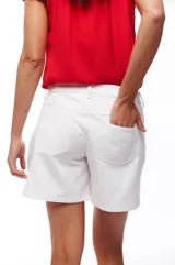 Short blanco de tiro alto con bolsillos laterales y botón dorado.