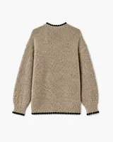 Cardigan de punto en color beige con textura tejida, cuello redondo y cierre frontal de botones. Presenta un detalle de borde festoneado en color negro en el cuello, la tapeta de botones, el ruedo y los puños.
