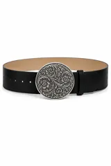 Cinto ancho color negro con gran hebilla circular metálica plateada de diseño grabado con motivos florales.