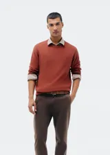 Buzo de punto gris de corte regular.