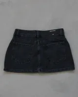 Mini falda de jean color negro con tiro bajo.