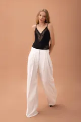 Body negro de lycra con escote en V y detalles de encaje en el frente y en la parte inferior.