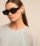 Blusa de crepé en color verde agua claro, con cuello redondo y mangas largas voluminosas. Presenta un diseño con textura plisada tanto en las mangas como en el cuerpo de la prenda, con puños ajustados.