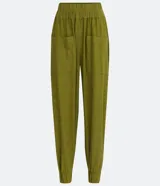 Pantalón jogger verde oliva de algodón con cintura elástica, bolsillos delanteros y tobillos elastizados.